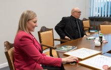 Wręczenie statuetki na ręce Władz Uczelni za AMP